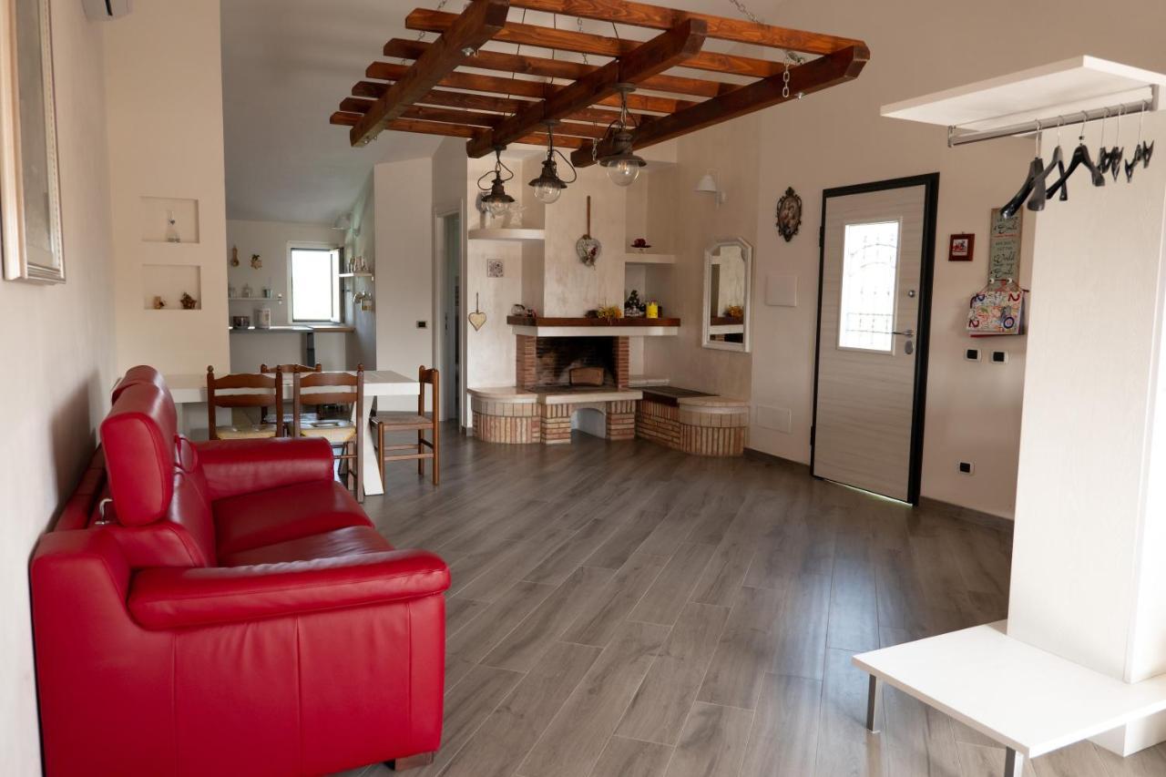 לטינה Agriturismo Casa Chiara מראה חיצוני תמונה