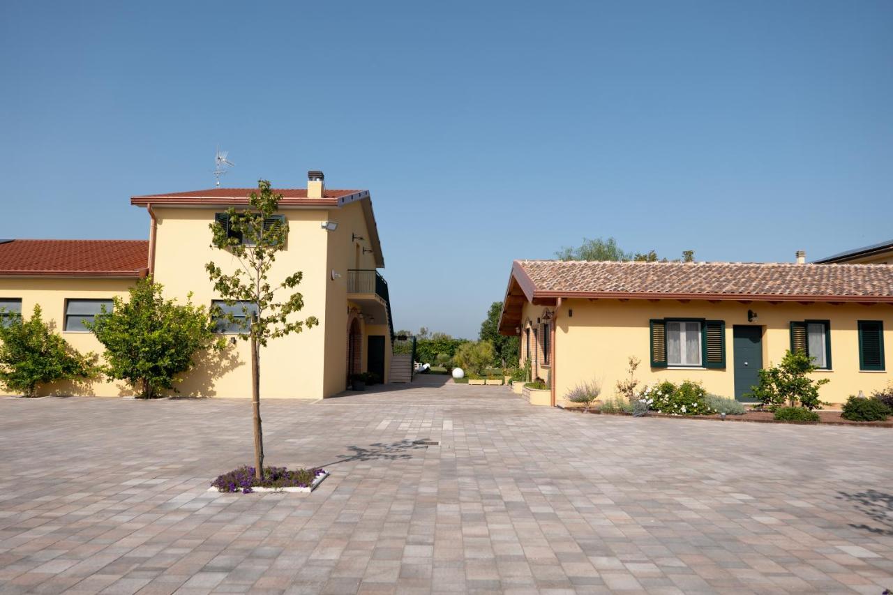 הוילה לטינה Agriturismo Casa Chiara מראה חיצוני תמונה