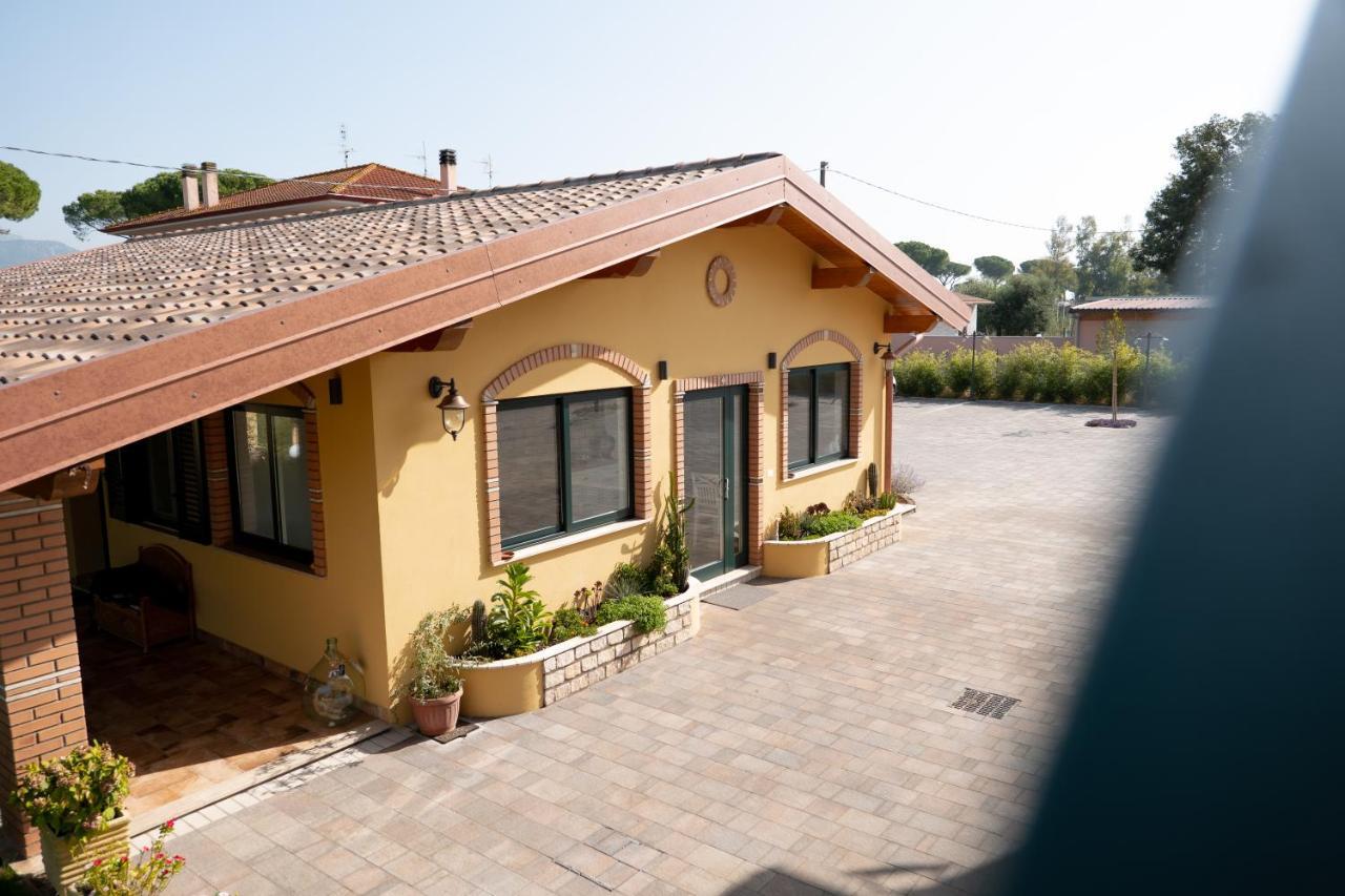לטינה Agriturismo Casa Chiara מראה חיצוני תמונה