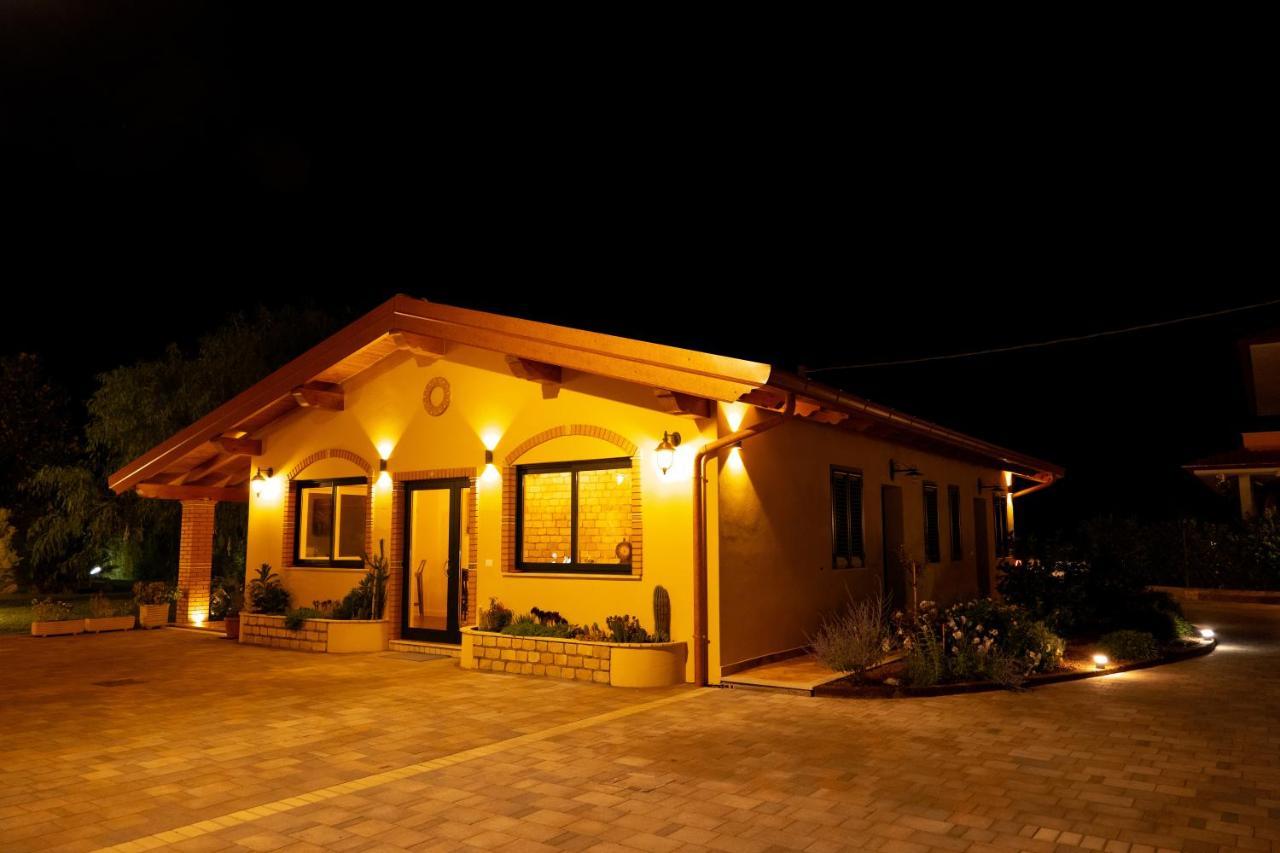 הוילה לטינה Agriturismo Casa Chiara מראה חיצוני תמונה